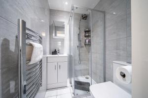 a bathroom with a shower and a toilet and a sink at Studios with Ensuite Showers & Share Kitchens Prime Location near Hospital, Town Center Apt 3 in Saint Helens