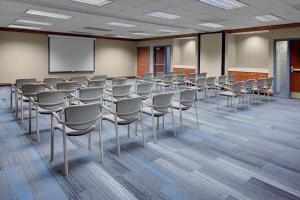 um quarto com filas de cadeiras e um quadro branco em Hyatt House Philadelphia/Plymouth Meeting em East Norriton