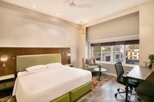 Кровать или кровати в номере Country Inn & Suites By Radisson Jammu