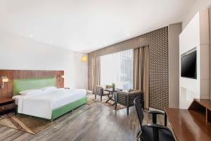 Postel nebo postele na pokoji v ubytování Country Inn & Suites By Radisson Jammu