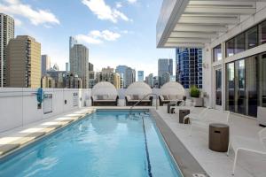 Bazén v ubytování River N 1BR w Gym Pool nr L stop Beach CHI-358 nebo v jeho okolí