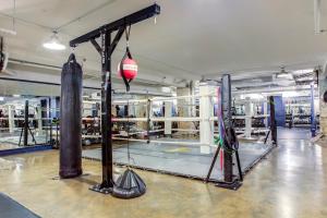 Fitness centrum a/nebo fitness zařízení v ubytování River N 1BR w Gym Pool nr L stop Beach CHI-358