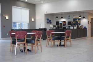 Best Western Lubbock West Inn & Suites tesisinde bir restoran veya yemek mekanı