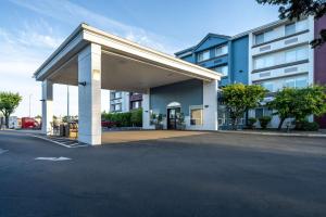 a building with at Best Western Lake Oswego Hotel & Suites in Lake Oswego