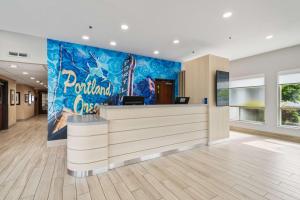 a lobby of a pittsburgh penguins office at Best Western Lake Oswego Hotel & Suites in Lake Oswego