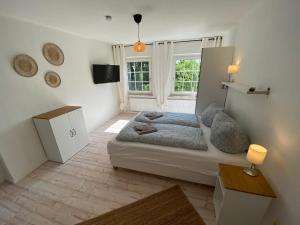 ein Schlafzimmer mit einem großen Bett und einem Fenster in der Unterkunft Villa Rysum in Krummhörn