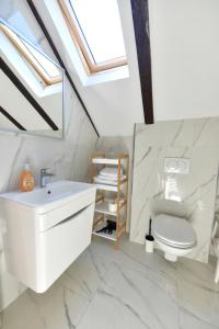 een badkamer met een witte wastafel en een toilet bij Vila Marija in Rastovača