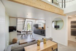 una sala de estar con un sofá y una mesa en Le Saint Martin 1 - Appt moderne et confortable, en Rennes