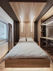 1 dormitorio con 1 cama grande en una habitación en Genesis - Iasi City Center, en Iaşi