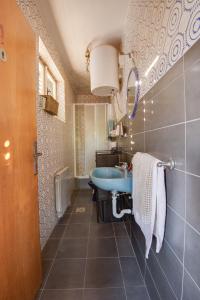 ein Badezimmer mit einem blauen Waschbecken und einem Spiegel in der Unterkunft Apartman Platan in Metković