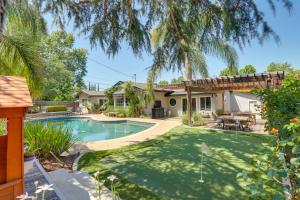 une arrière-cour avec une piscine et une maison dans l'établissement Luxury Sacramento Area Home about 13 Mi to Downtown, à Carmichael