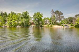 une image d'une rivière avec des maisons et des arbres dans l'établissement Pet-Friendly Wisconsin Cabin on Lake with Fire Pit!, 