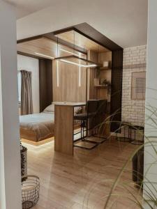 um quarto com uma cama e uma secretária num quarto em Genesis - Iasi City Center em Iaşi