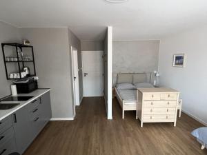 Un dormitorio con una cama y una cómoda. en Pension Mikulov, en Mikulov
