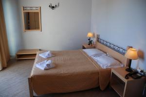 Giường trong phòng chung tại Almiros Apartments