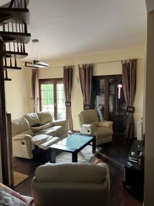 a living room with couches and a coffee table at LakeHouse in Giewartów