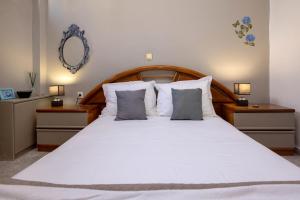 Säng eller sängar i ett rum på Tinos 2 bedrooms 5 persons apartment by MPS