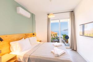 Schlafzimmer mit einem Bett und Meerblick in der Unterkunft Mavilim Hotel in Kaş