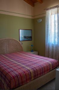 a bedroom with a large bed and a window at Casale el galet in Moniga