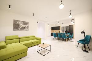 a living room with a green couch and a table at Residence Bella Vista in Bibinje