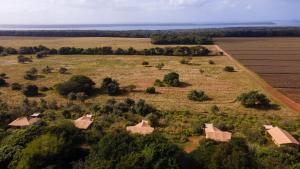 widok z powietrza na farmę z budynkami w polu w obiekcie Hluhluwe Bush Camp w mieście Hluhluwe