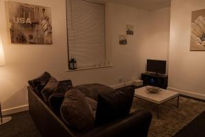 Urban Chic Suite - Simple2let Serviced Apartments في هاليفاكس: غرفة معيشة مع أريكة وطاولة