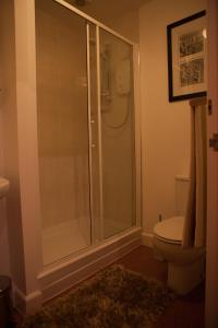 uma casa de banho com um chuveiro e um WC. em Urban Chic Suite - Simple2let Serviced Apartments em Halifax