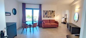 uma sala de estar com um sofá e uma mesa em Marisabella Suite Spa 5 em Bari