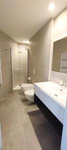 uma casa de banho com 2 WC, 2 lavatórios e um chuveiro em Marisabella Suite Spa 5 em Bari