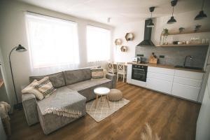 Kuchyň nebo kuchyňský kout v ubytování KVARTÝR - nový apartmán na náměstí v České Lípě