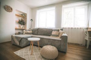 Posezení v ubytování KVARTÝR - nový apartmán na náměstí v České Lípě