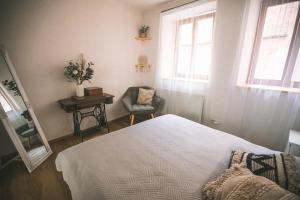 Postel nebo postele na pokoji v ubytování KVARTÝR - nový apartmán na náměstí v České Lípě