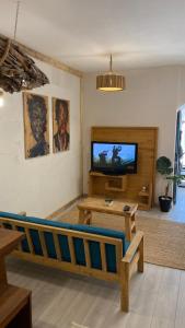 ein Wohnzimmer mit Couch und Flachbildfernseher in der Unterkunft Cozy Design Flat in the heart of Antalya in Antalya