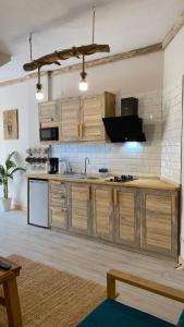Küche/Küchenzeile in der Unterkunft Cozy Design Flat in the heart of Antalya