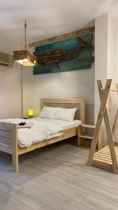ein Schlafzimmer mit einem Holzbett und einer Holzleiter in der Unterkunft Cozy Design Flat in the heart of Antalya in Antalya