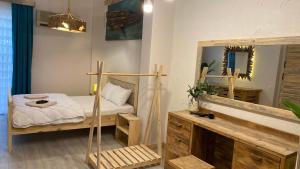 ein Schlafzimmer mit einem Bett und einem großen Spiegel in der Unterkunft Cozy Design Flat in the heart of Antalya in Antalya