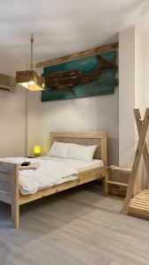 ein Schlafzimmer mit einem Bett und einem Gemälde an der Wand in der Unterkunft Cozy Design Flat in the heart of Antalya in Antalya