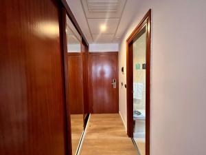 um corredor com uma porta e um WC num quarto em Hotel Alda Malvasía em Haro