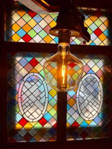 a stained glass window with a light bulb in front at Hotel Alda Malvasía in Haro