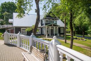 a white fence in front of a house at Skiemonių Dvaras in Skiemonys