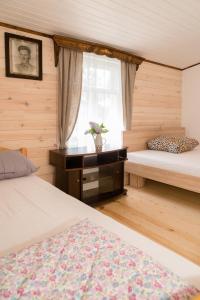 1 dormitorio con 2 camas y ventana en Skiemonių Dvaras, en Skiemonys