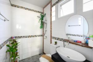 uma casa de banho com um lavatório e um espelho em Panwa beachfront apartments em Ban Ao Makham