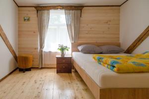 Un pat sau paturi într-o cameră la Skiemonių Dvaras