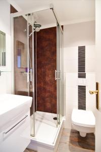 アールベックにあるHamburg-App-08のバスルーム(シャワー、トイレ、洗面台付)