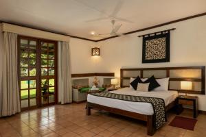 Rúm í herbergi á Tamarind Tree Garden Resort - Katunayake
