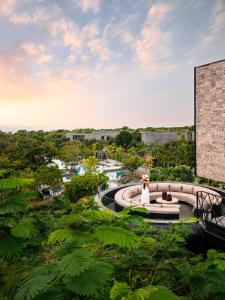 雅拉的住宿－Hilton Yala Resort，享有度假村游泳池的景致。
