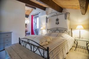 Ένα ή περισσότερα κρεβάτια σε δωμάτιο στο Le Mas pierre et soie