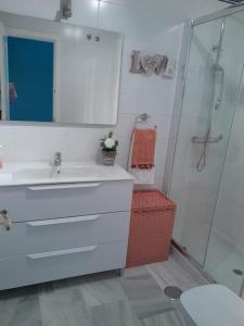 a bathroom with a sink and a shower at APARTAMENTO PRIMERA LINEA DE PLAYA, LA BARROSA in Chiclana de la Frontera