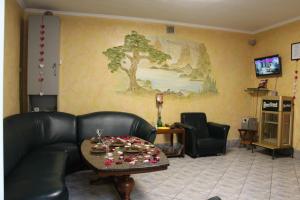 uma sala de estar com um sofá e uma mesa em Аренда дома em Durleşti