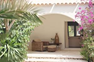 an archway leading to a patio with pink flowers at Casa dos Islas in San Antonio Bay